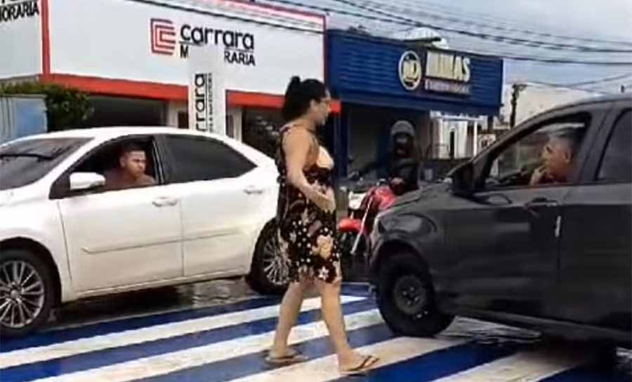 Subtenente é flagrado fazendo conversão proibida em via no AC e leva sermão de comandante de Batalhão de Trânsito: ‘cara de pau’