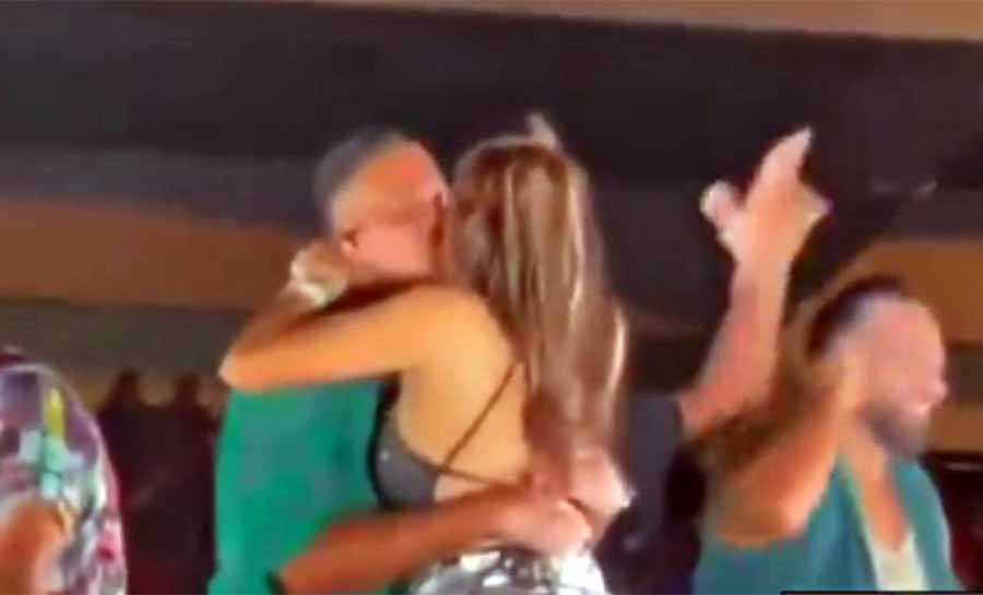 Influenciadora casada sobe em palco, beija a boca de cantor e marido pede divórcio