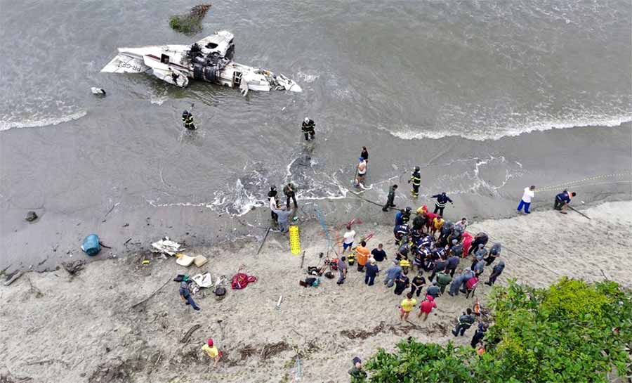 Aeronave cai, atravessa avenida e explode na praia em Ubatuba; piloto morreu