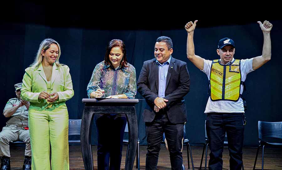 Governo do Acre realiza entrega de carteiras de habilitação pelo CNH Social, coletes e sanciona lei de isenção para mototaxistas