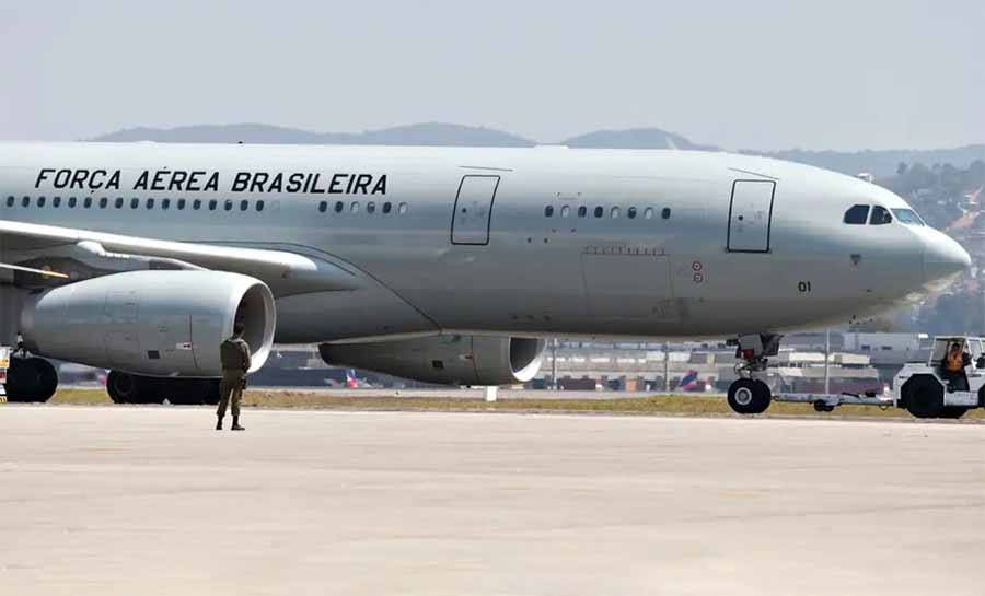Brasileiros algemados em voo dos EUA: ministro pede retirada