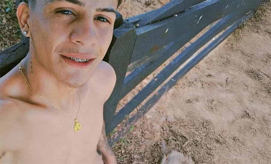Jovem morre em frente de casa após ser baleado por dupla em moto no Acre