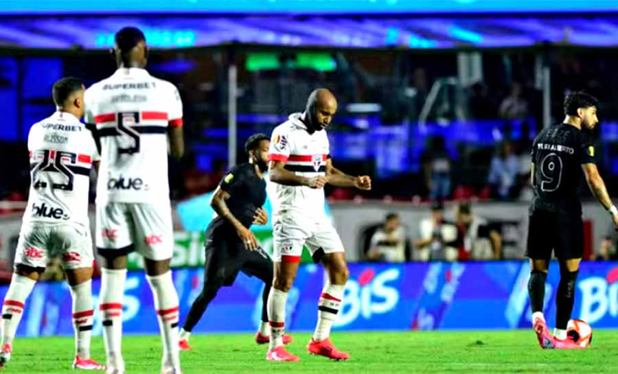Com direito a olé e show de Lucas e Oscar, São Paulo vence o Corinthians