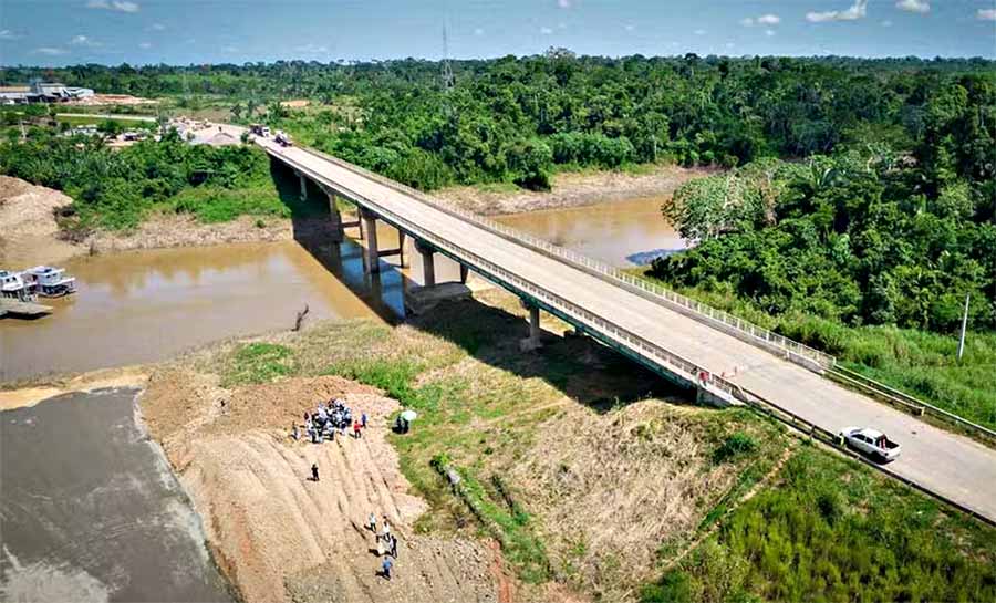 Após balsa encalhar, ponte sobre o Rio Caeté é reaberta com controle de fluxo no interior do Acre