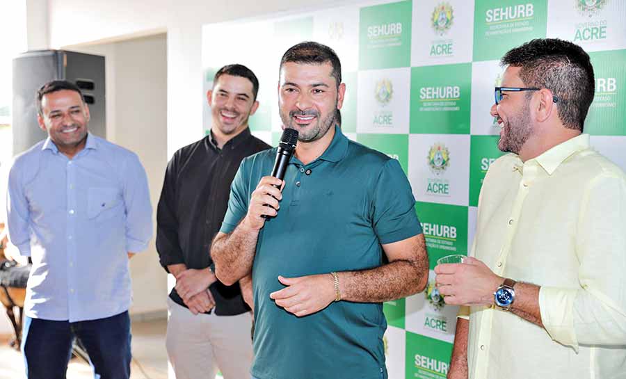 Convidado por Gladson, Nicolau Jr prestigia ato que autoriza construção de casas e outras obras na Cidade do Povo