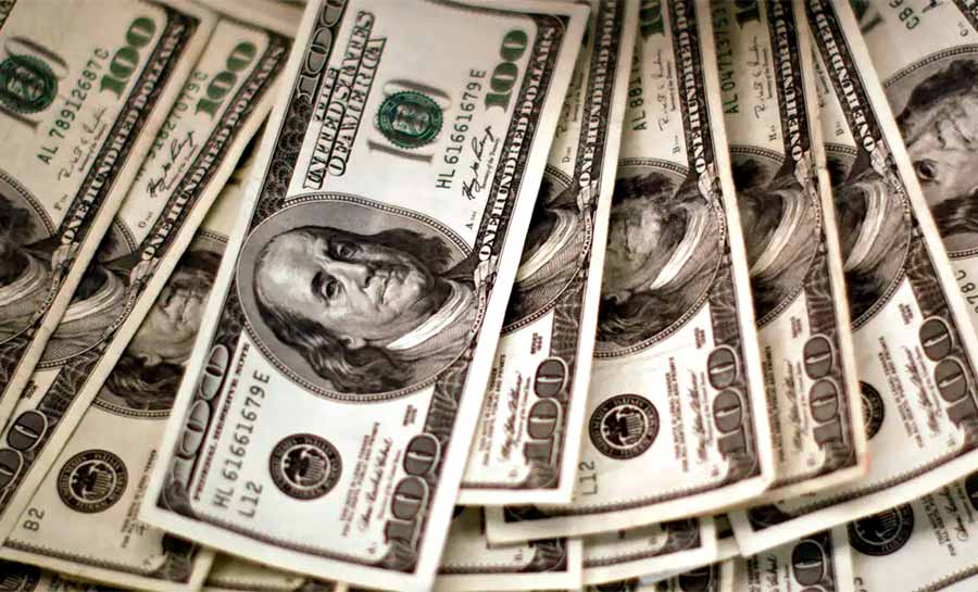Dólar interrompe sequência de quedas, mas continua abaixo de R$ 5,80
