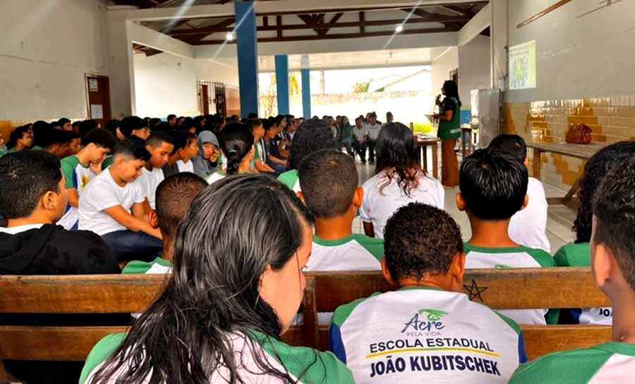 Procon promove palestras sobre consumo consciente e preservação escolar para estudantes