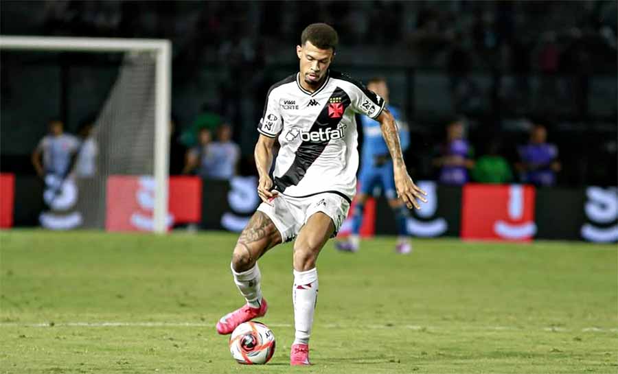 João Victor discute com torcedores após empate do Vasco