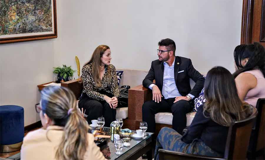 Diretora-presidente da Fundação Rede Amazônica debate desenvolvimento da região com o governador do Acre