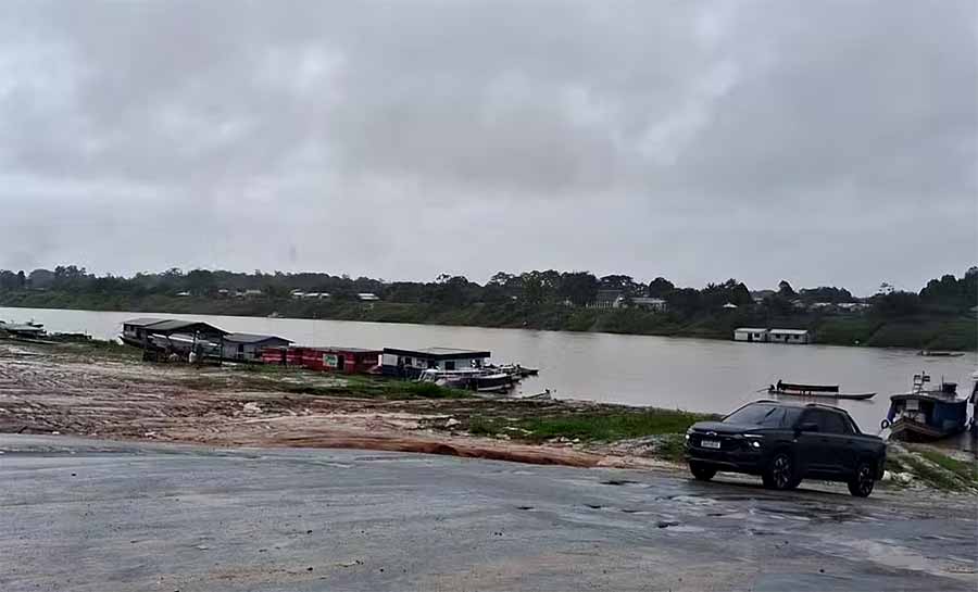 Após três dias, bombeiros encerram buscas por jovem que caiu de embarcação no Rio Juruá