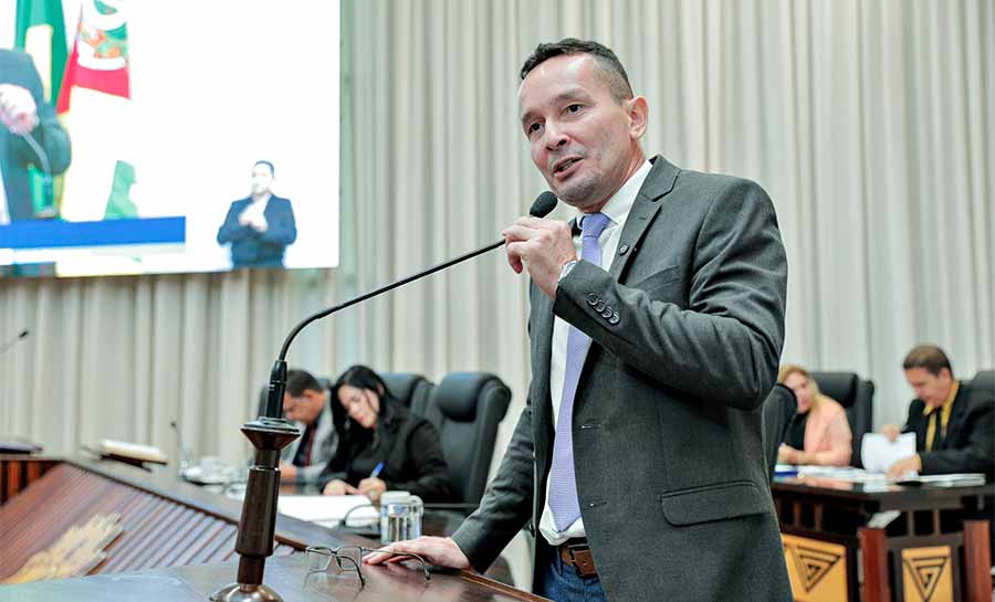 Adailton Cruz denuncia descumprimento do piso da enfermagem e cobra providências