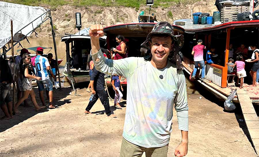 Após doze horas de viagem de batelão, Eduardo Velloso leva atendimento médico a comunidades isoladas de Feijó