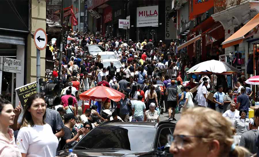 Setor de comércio e serviços de SP criou 357 mil empregos em 2024
