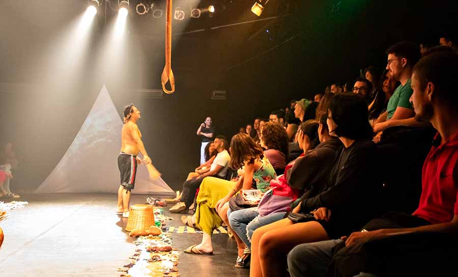 Peça teatral Lugar da Chuva diverte e emociona público em noite de estreia na Usina de Arte João Donato