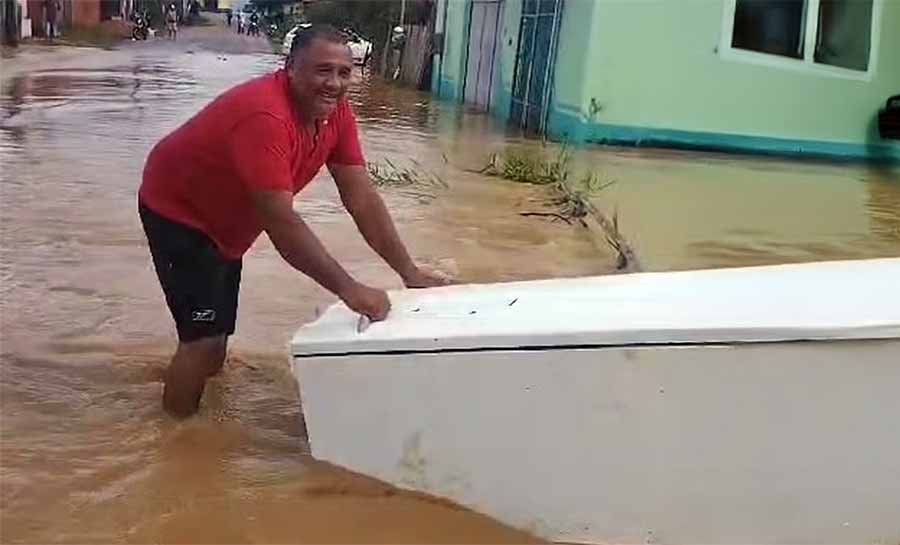 Moradores da Baixada contabilizam prejuízos um dia após córrego transbordar: ‘tudo nadando’