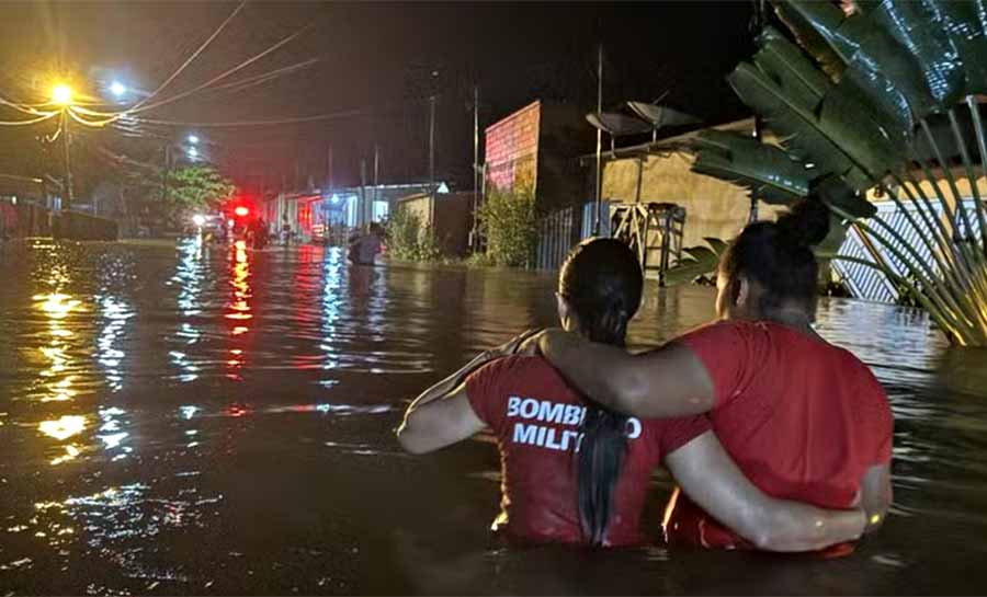 Por conta de fortes chuvas, enxurrada de igarapé atinge quatro bairros no interior do Acre