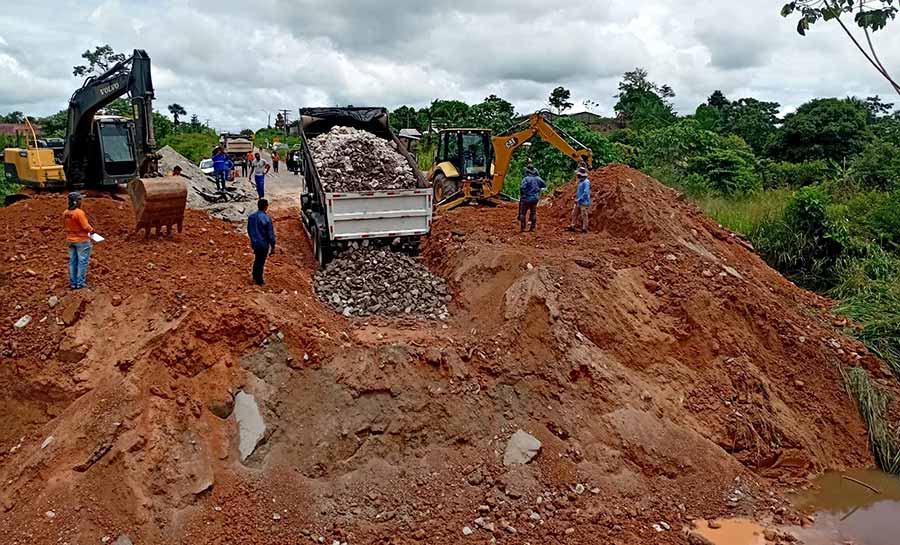 Força-tarefa do Deracre ajuda Dnit a recuperar trecho da BR-364 após chuvas intensas em Tarauacá