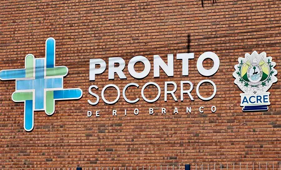 Motociclista e passageira se ferem após queda de motocicleta em Rio Branco; homem teve traumatismo craniano e fraturas
