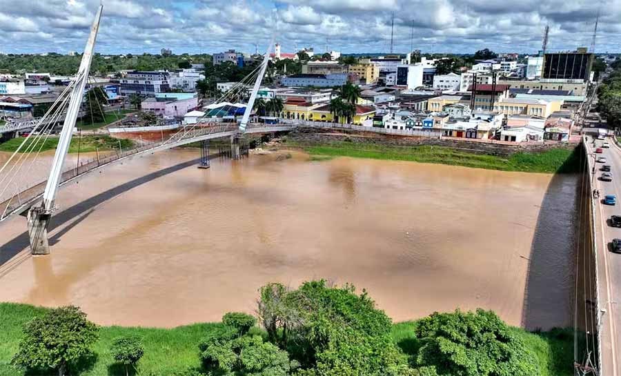 A menos de 2 metros da cota de alerta, nível do Rio Acre quase dobra em fevereiro; veja oscilação