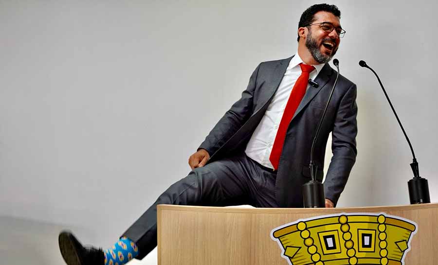 André Kamai comemora pagamento de bolsas de estudos para jovens no Ensino Médio