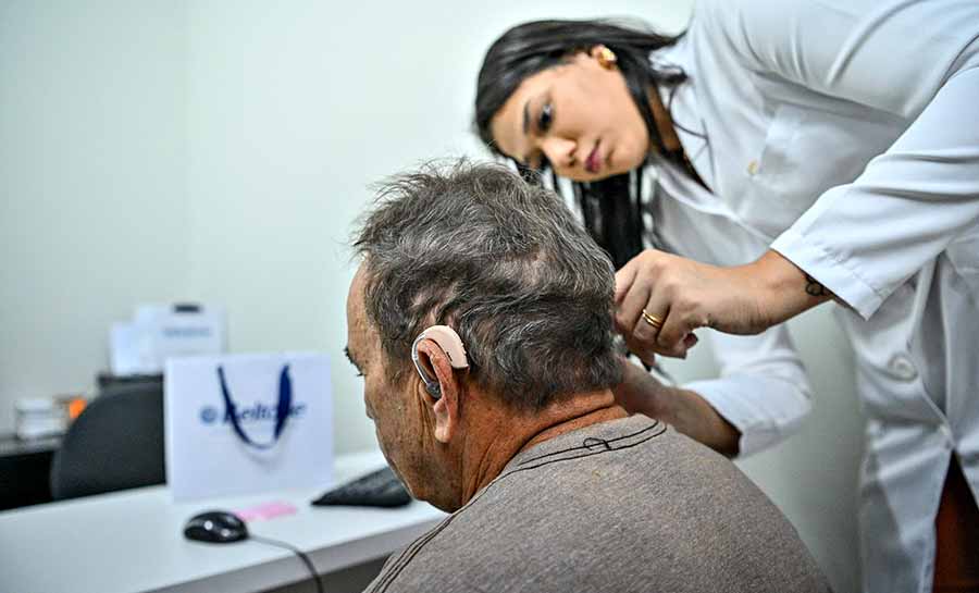 Programa do governo do Acre beneficia mais de duas mil pessoas por ano com aparelhos auditivos