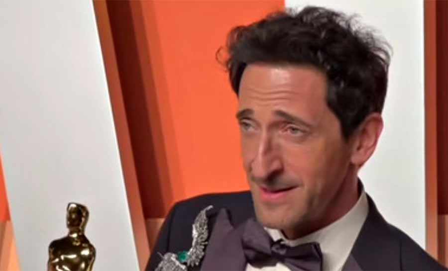 Gesto de Adrien Brody no Oscar 2025 gera polêmica e críticas