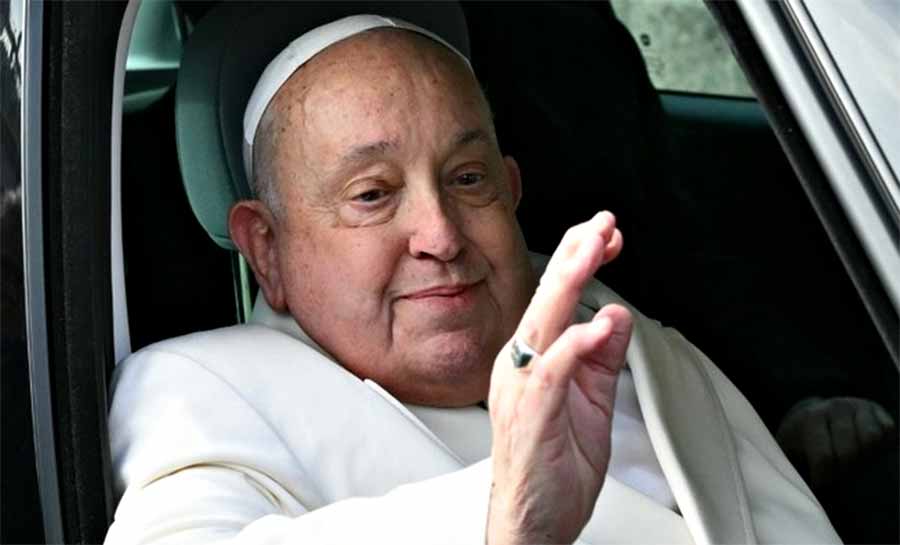 Papa Francisco respira sem máscara após sua última recaída
