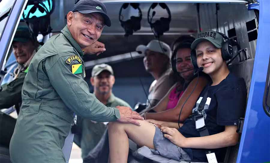 Adolescente de 17 anos com câncer ósseo realiza sonho de andar de helicóptero no AC: ‘Emocionante’