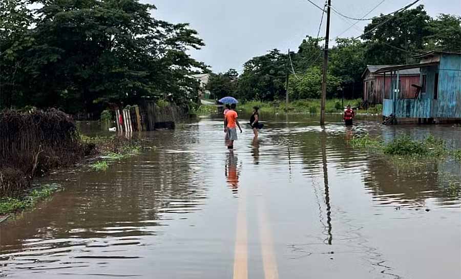 Rio Acre transborda na capital acreana e cheia afeta ao menos 300 famílias nesta segunda (10)
