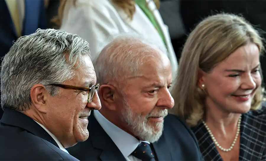 Gleisi Hoffmann cita isenção do IR como prioridade da agenda política