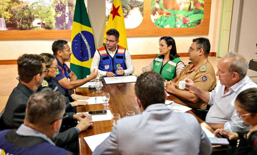 Governador Gladson Camelí reúne órgãos estaduais para intensificar ações diante da cheia do Rio Acre