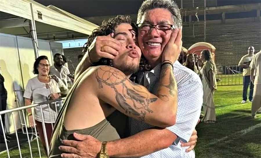 Pai de Whindersson atualiza estado de saúde do humorista