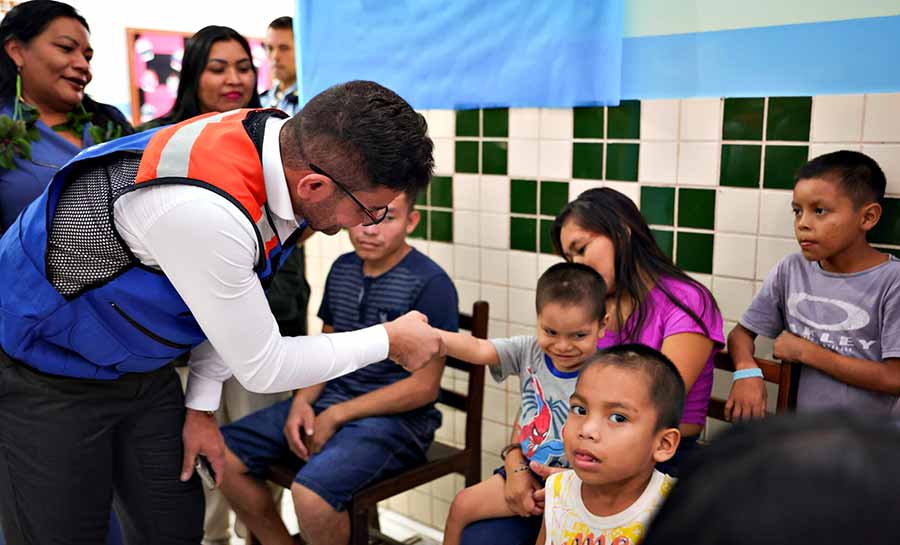 Governador Gladson Camelí visita escola que abriga famílias indígenas afetadas pela cheia do Rio Acre