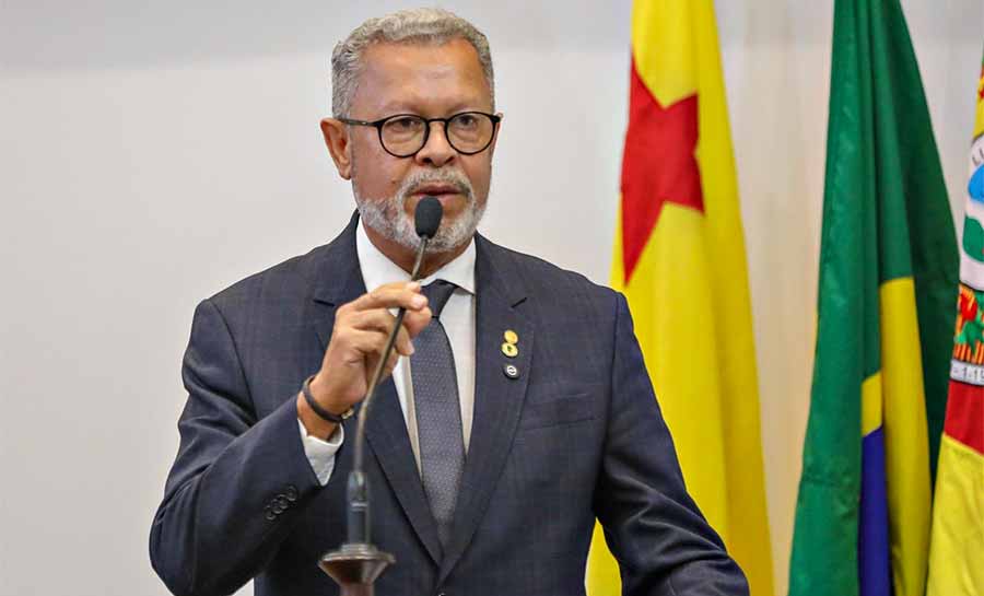 Afonso Fernandes destaca importância do esporte e pede construção de quadra no Bujari