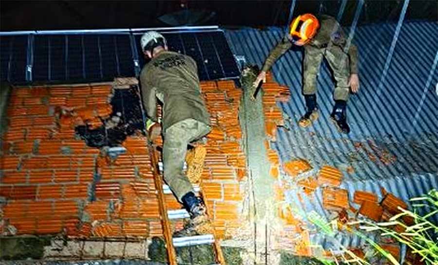 Muro desaba em cima de casa e carro após fortes chuvas em Cruzeiro do Sul