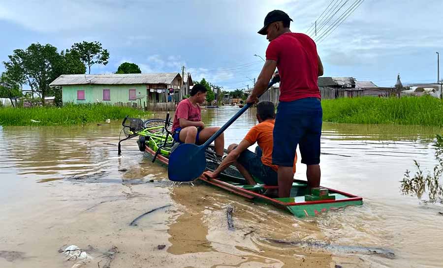 Rio Tarauacá transborda, atinge 45% da cidade e famílias vão para abrigo; município decretou emergência