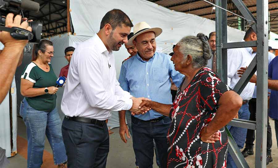 Bocalom apresenta abrigo de afetados pela enchente ao presidente da ALEAC, Nicolau Jr