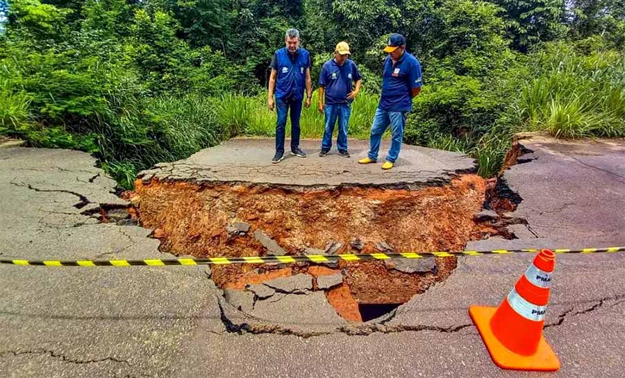 Cratera se abre em trecho da rodovia AC-10 no interior do Acre; Deracre faz reparos na via