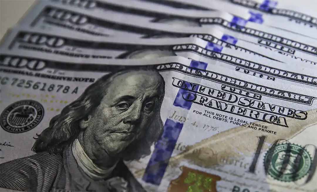 Dólar sobe para R$ 5,71 com piora de ambiente no exterior
