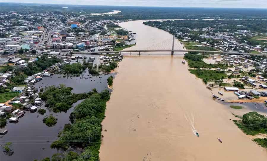Acima da cota de transbordo há duas semanas, mais de 10 bairros são atingidos por enchente do Rio Juruá