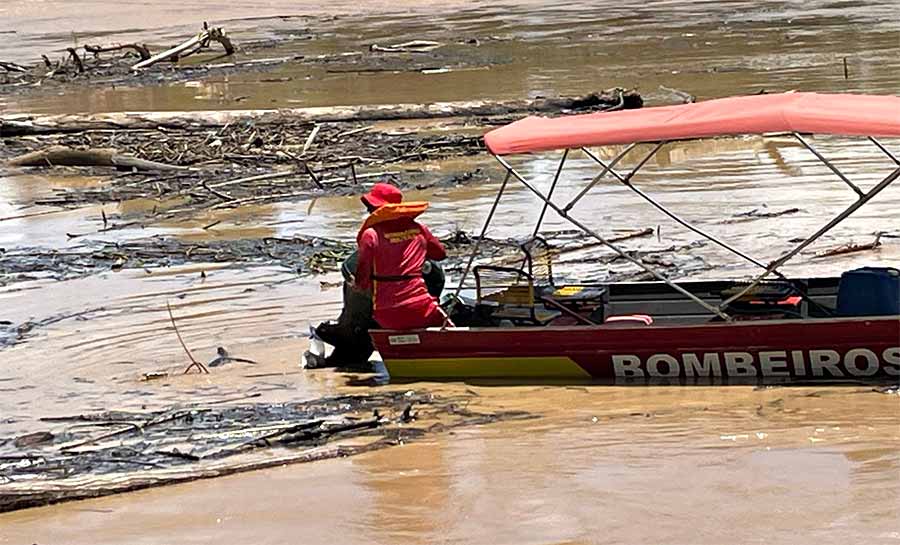 DNIT e Bombeiros começam retirada de balseiro da Ponte do Rio Yaco, em Sena