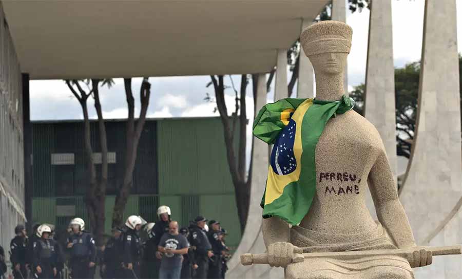 STF suspende julgamento de mulher que pichou “Perdeu, Mané” em estátua