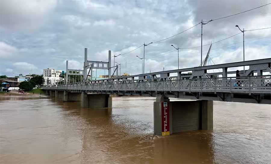 Rio Acre sai da cota de transbordo, mas famílias só podem voltar quando nível ficar abaixo de 10 metros