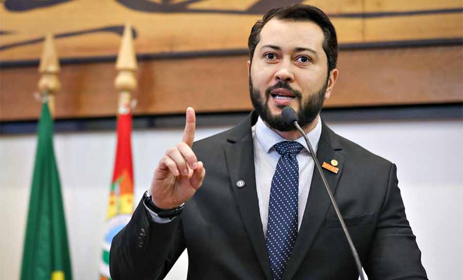 Emerson Jarude denuncia abandono da educação e cobra explicações do governo sobre índices alarmantes
