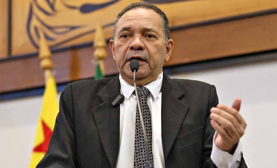 Manoel Moraes defende ações do governo e rebate críticas sobre educação e regularização fundiária
