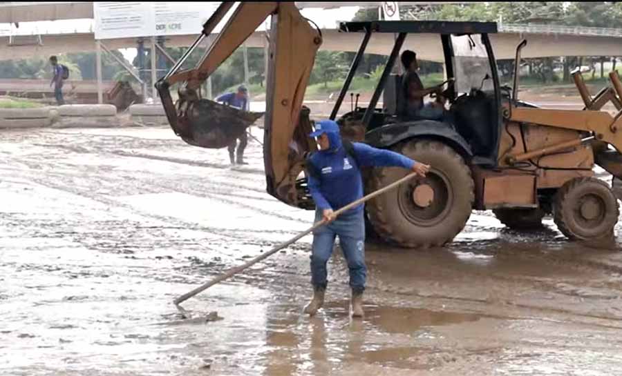 Limpeza de oito bairros atingidos por enchente deve ser concluída nesta quarta-feira (26) em Rio Branco