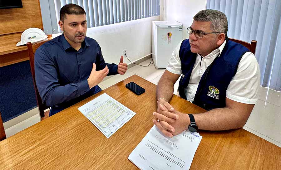 Deputado Nicolau Júnior, presidente da Aleac, visita DERACRE em Cruzeiro do Sul e acompanha planejamento para recuperação de ramais no verão