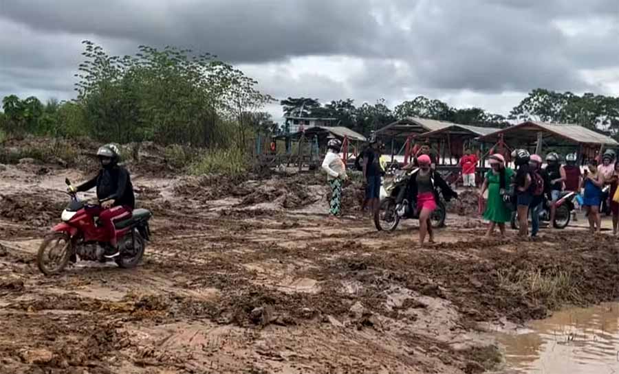 Com vazante do Rio Juruá, balsa do governo encalha e moradores reclamam de travessia entre cidades