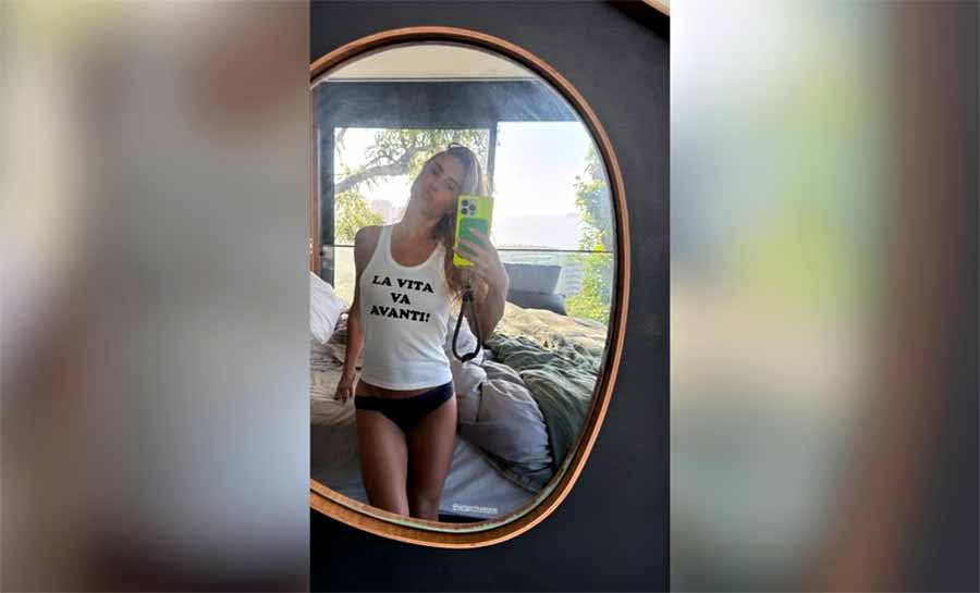 Carolina Dieckmann posa de pijama e calcinha