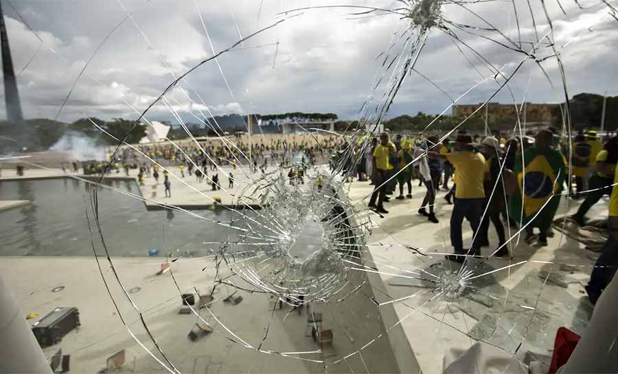 Após intimação, defesa confirma que Léo Índio foi para a Argentina